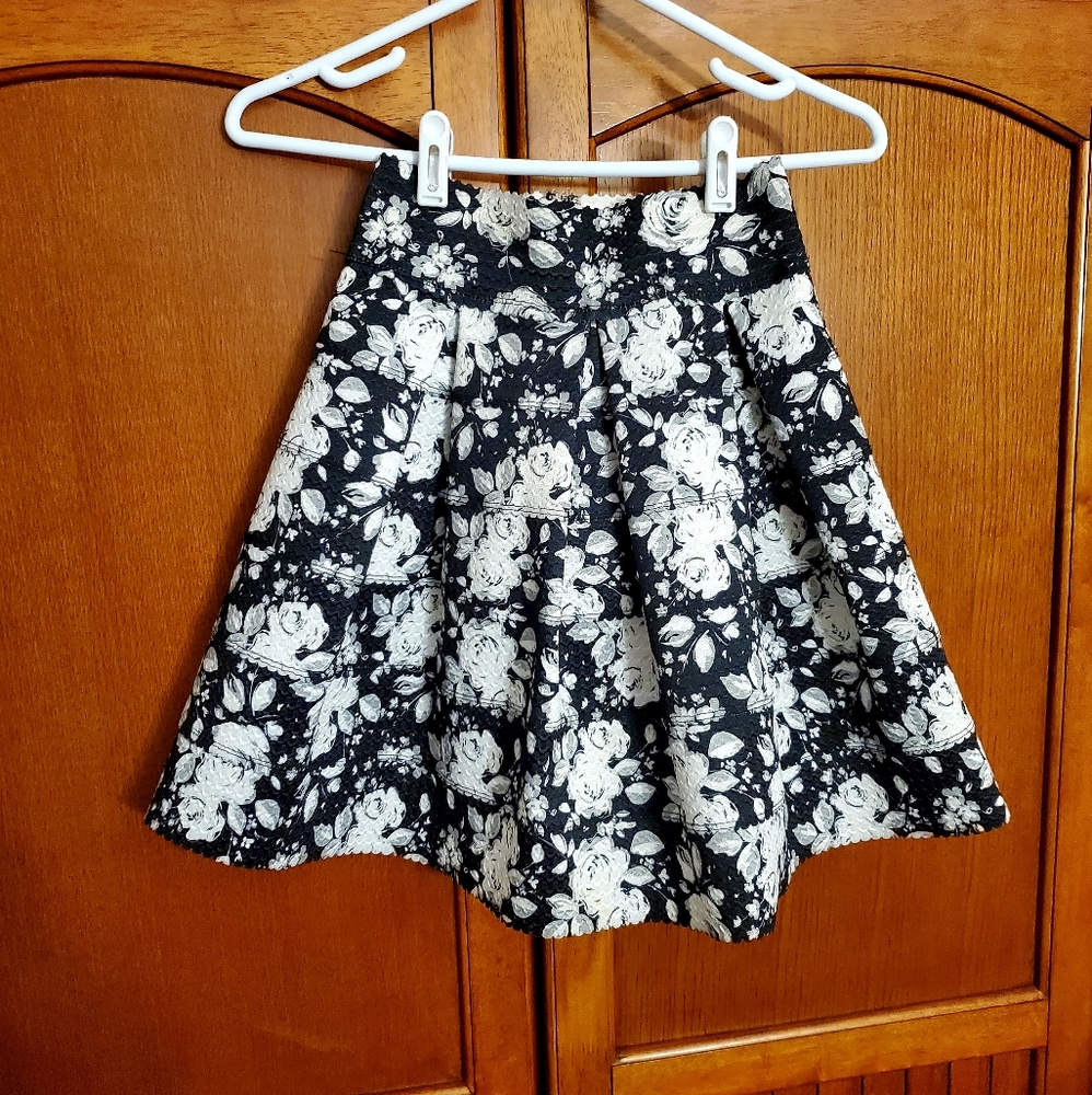 🖤 Black and White floral skirt. - Picture 3 of 5